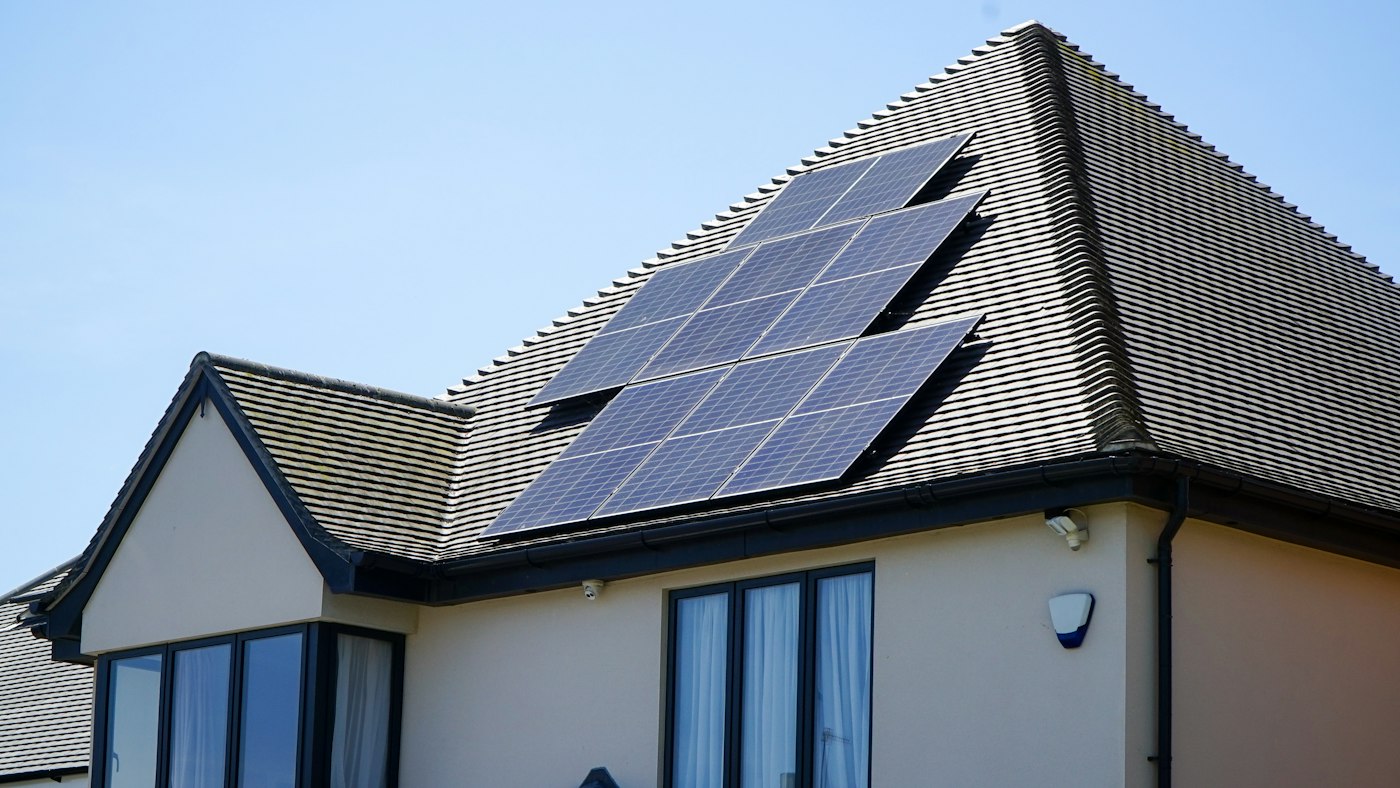 Rodinný dům s fotovoltaickými panely na střeše