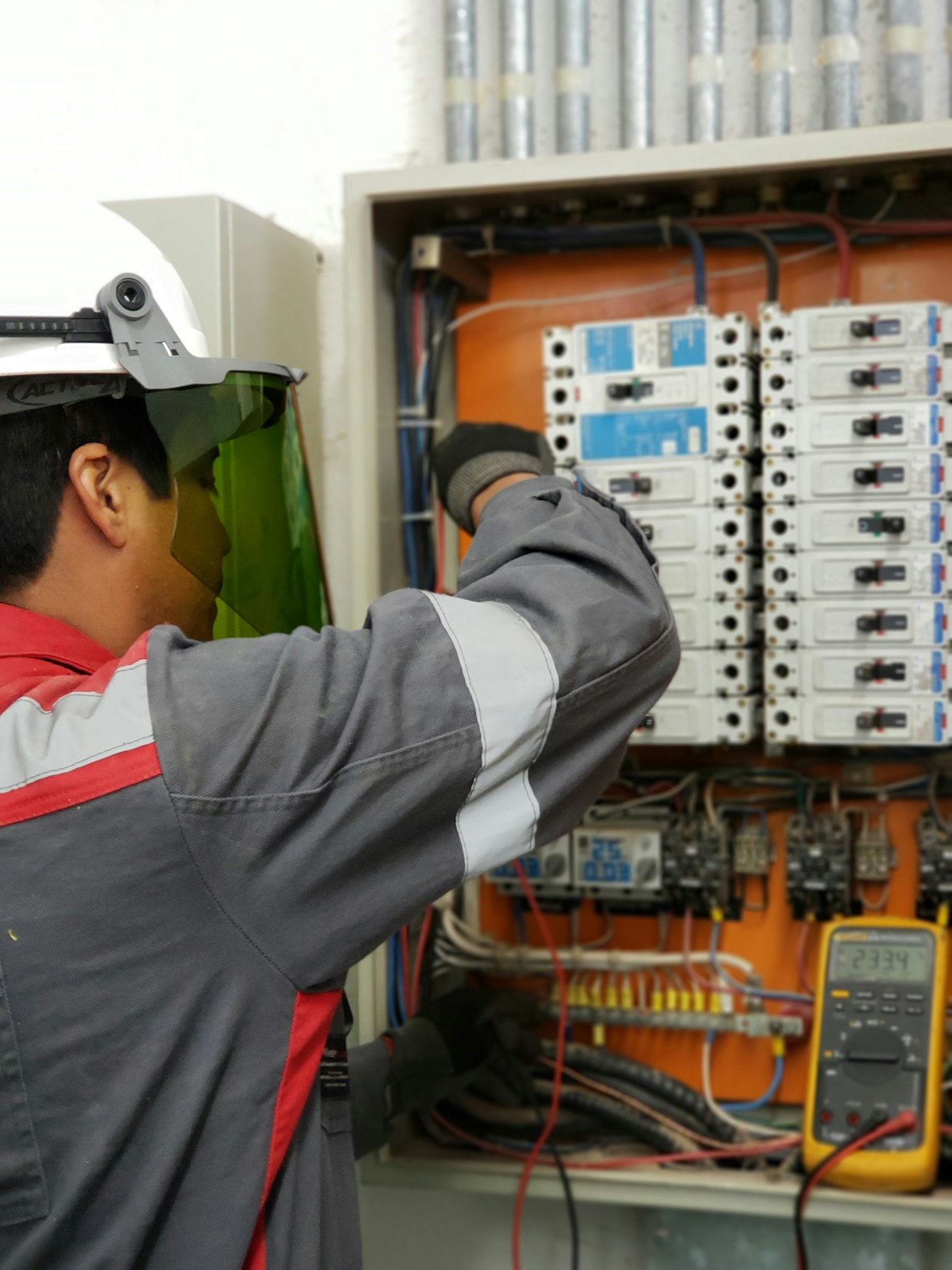 Elektrikář při práci na rozvaděči