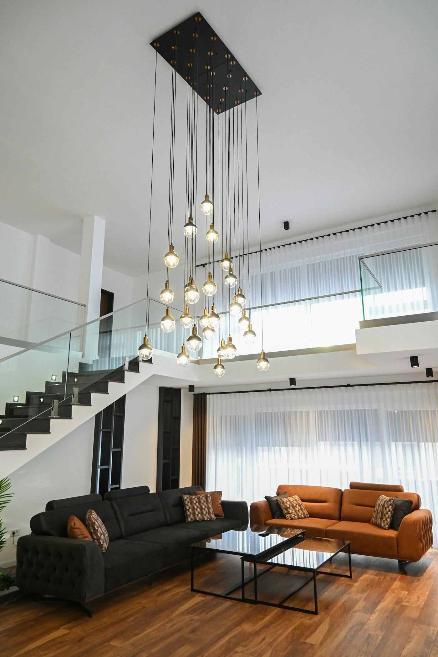 Obývací pokoj s navrženým designovým osvětlením
