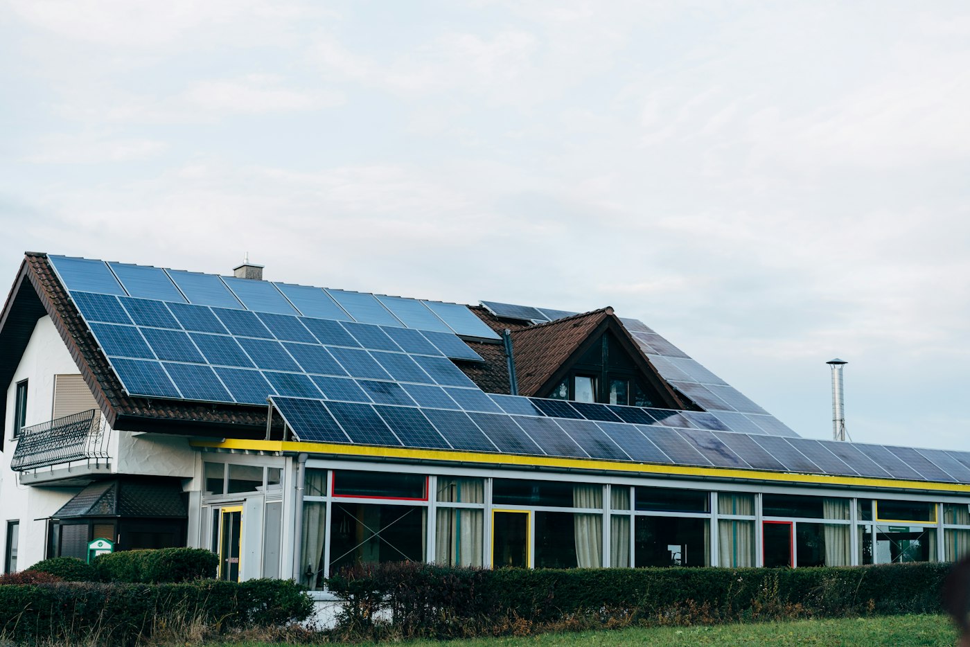 Střecha rodinného domu osazená fotovoltaickými panely